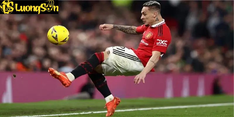 Antony Phấn Khởi: Cuộc Chuyển Mình Sau Khi Rời Man Utd 2 Antony rời Man United đến Real Betis bằng hợp đồng cho mượn